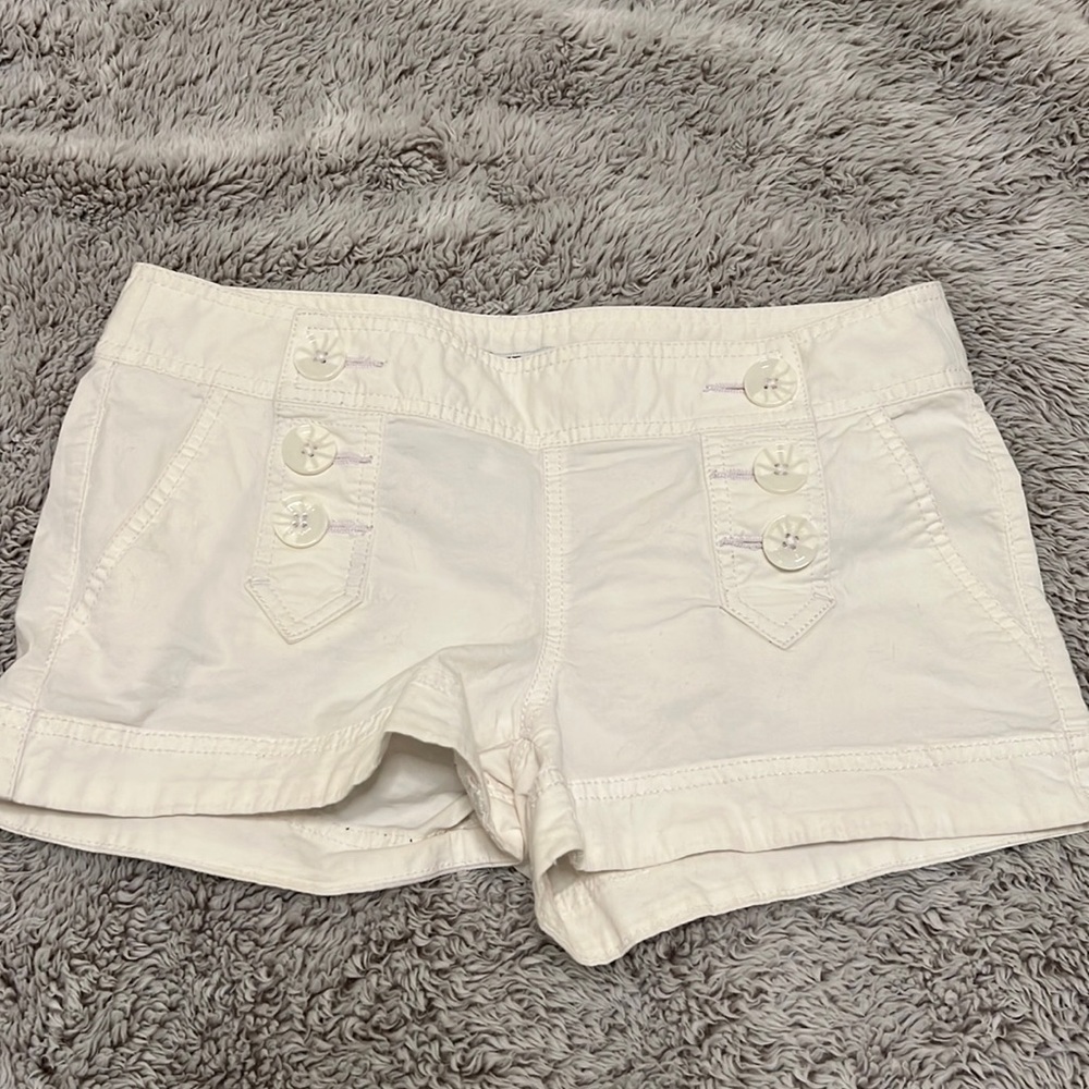 Express woman’s short white